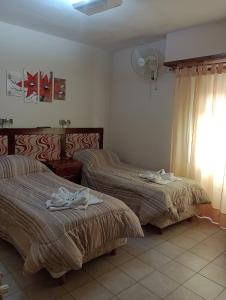 米拉玛Hotel Neptuno的酒店客房设有两张床和窗户。