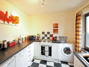 Lympne特里克丹蜜糖度假屋的厨房配有洗衣机和洗衣机。
