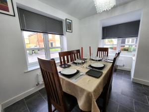KentSpacious 3-bed Luxury Maidstone Kent Home - Wi-Fi & Parking的一间带桌椅和窗户的用餐室