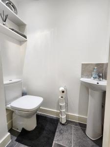 KentSpacious 3-bed Luxury Maidstone Kent Home - Wi-Fi & Parking的白色的浴室设有卫生间和水槽。
