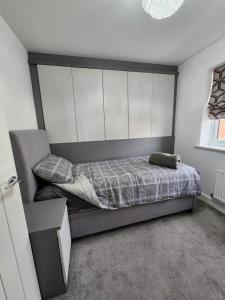 KentSpacious 3-bed Luxury Maidstone Kent Home - Wi-Fi & Parking的一间卧室配有一张带大床头板的床