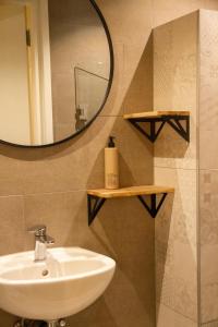 GoedereedeBoetiek hotel Azul的一间带水槽和镜子的浴室