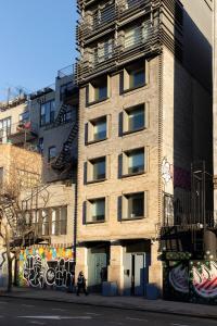 纽约Kasa Lantern Lower East Side的建筑的侧面涂鸦