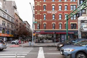 纽约Kasa Lantern Lower East Side的一条繁忙的城市街道,有汽车和建筑