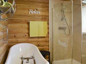 BurtonLepus Lodge - E3731的带浴缸、淋浴和盥洗盆的浴室