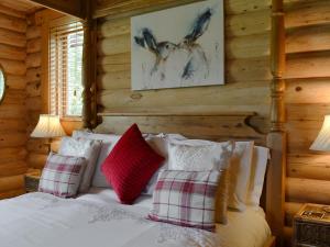 BurtonLepus Lodge - E3731的小木屋内一间卧室,配有一张床