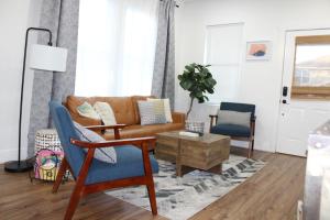 坦帕3 Bedroom Modern Ybor City Home- Pet Friendly的客厅配有沙发和两把椅子