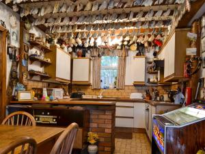 Pont Sticill夏贝尔乡村别墅的厨房配有白色橱柜和桌子