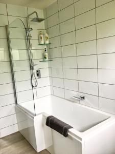 阿希帕拉Panoramic Views - House的白色的浴室设有浴缸和淋浴。