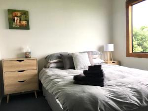 阿希帕拉Panoramic Views - House的一间卧室配有一张床和一个木制梳妆台