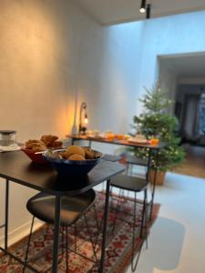 蒂伦豪特Maison Georges的一张桌子,上面放着一碗食物,上面放着圣诞树
