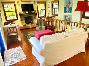 SouthamptonVilla Lisa Bermuda的客厅配有白色沙发和壁炉