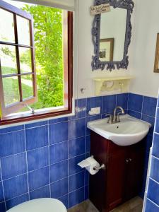 SouthamptonVilla Lisa Bermuda的蓝色瓷砖浴室设有水槽和窗户