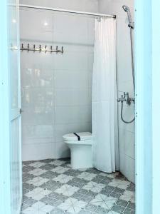 宁平City Garden Hostel的白色的浴室设有卫生间和淋浴。