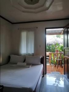 圣维森特Dhadas place的卧室设有一张白色大床和一个庭院。