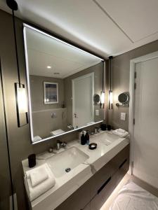 富查伊拉The Address Residence Fujairah的一间带大镜子和盥洗盆的浴室