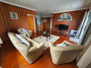 苏瓦Loverly 3 Bedroom rental pool outdoor area的客厅配有两张沙发和一台电视