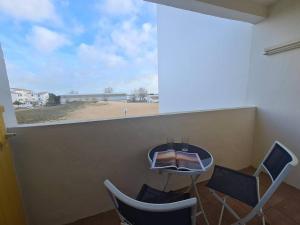 Appartement Saint-Hilaire-de-Riez, 3 pièces, 4 personnes - FR-1-224C-416的阳台或露台