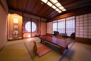 京都欧哈纳博的客房设有桌椅和窗户。