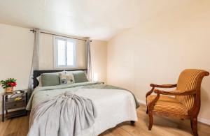 那不勒斯Jony’s Paradise的卧室配有床、椅子和窗户。