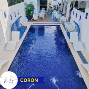 科隆Ruhe Suites Coron的蓝色的游泳池