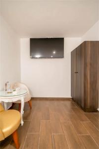 利马Manantial Hostal No.004的客厅配有桌子和墙上的电视