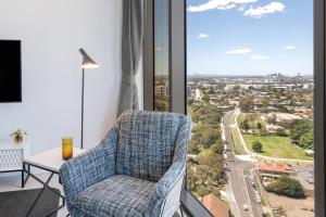 悉尼帕拉马塔乔治街美利通公寓式酒店的市景客房的椅子