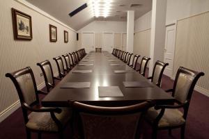 德瓦维纳斯酒店的长长的会议室,配有长桌子和椅子