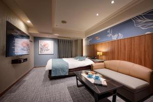 横滨Hotel WILL BASE 旧Chambery的酒店客房,配有床和沙发
