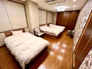 广岛lifeone club的一间医院间,配有两张床和椅子
