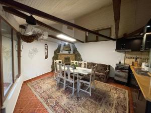 克拉约瓦Ada-Ini House的厨房以及带桌椅的用餐室。