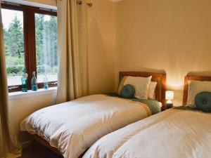 StrachanCairn View的带窗户的客房内的两张床