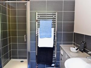 StrachanCairn View的一间带毛巾架和淋浴的浴室