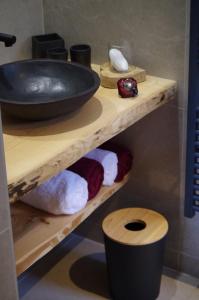 热拉梅L'instant chalet Lodge 17的浴室设有毛巾架和水槽