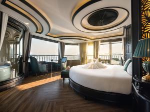 下龙湾Rita Cruise的酒店客房设有一张床和一个阳台。