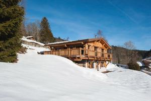 热拉梅L'instant chalet Lodge 17的雪地中的木屋,有雪地