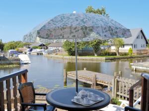 霍宁Ripples的河边甲板上的桌子和遮阳伞
