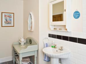 弗兰伯勒科布尔乡村别墅的白色的浴室设有水槽和镜子