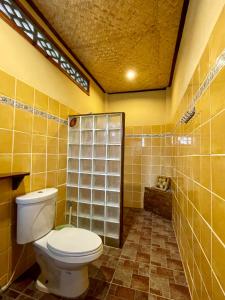 象岛棕榈树天堂度假酒店的一间带卫生间和淋浴的浴室