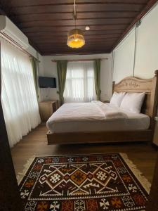 阿马西亚Ziyagil Konağı的卧室配有一张床,地板上铺有地毯