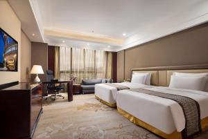 宝安深圳宝利来国际大酒店(宝安,福永)的酒店客房配有两张床和一张书桌