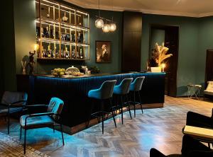 布达佩斯Hotel Rumor的餐厅内的酒吧,带蓝色椅子