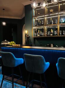 布达佩斯Hotel Rumor的一间酒吧,房间内设有蓝色椅子