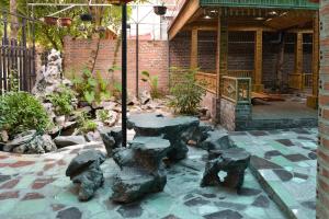 宁平City Garden Hostel的花园内带桌子和岩石的庭院