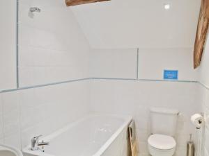 MilfieldTill Cottage的白色的浴室设有浴缸和卫生间。