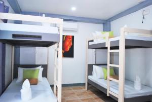 长滩岛WOZA INN BORACAY的一间设有两张双层床的客房和一间设有