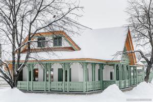皮亚特拉-尼亚姆茨Dimineți în Cerdac的雪中绿色的白色房子