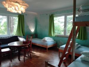 SurendorfPeanuts Hostel & Meer的客房设有双层床和桌椅。