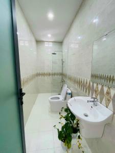 Ấp Lợi ÐủHO GIA AN Home - King Room的白色的浴室设有卫生间和水槽。