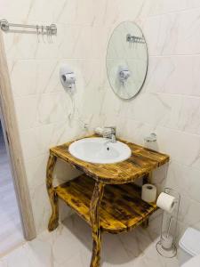 皮利佩齐DACHA на Магурі的一间带水槽和镜子的浴室